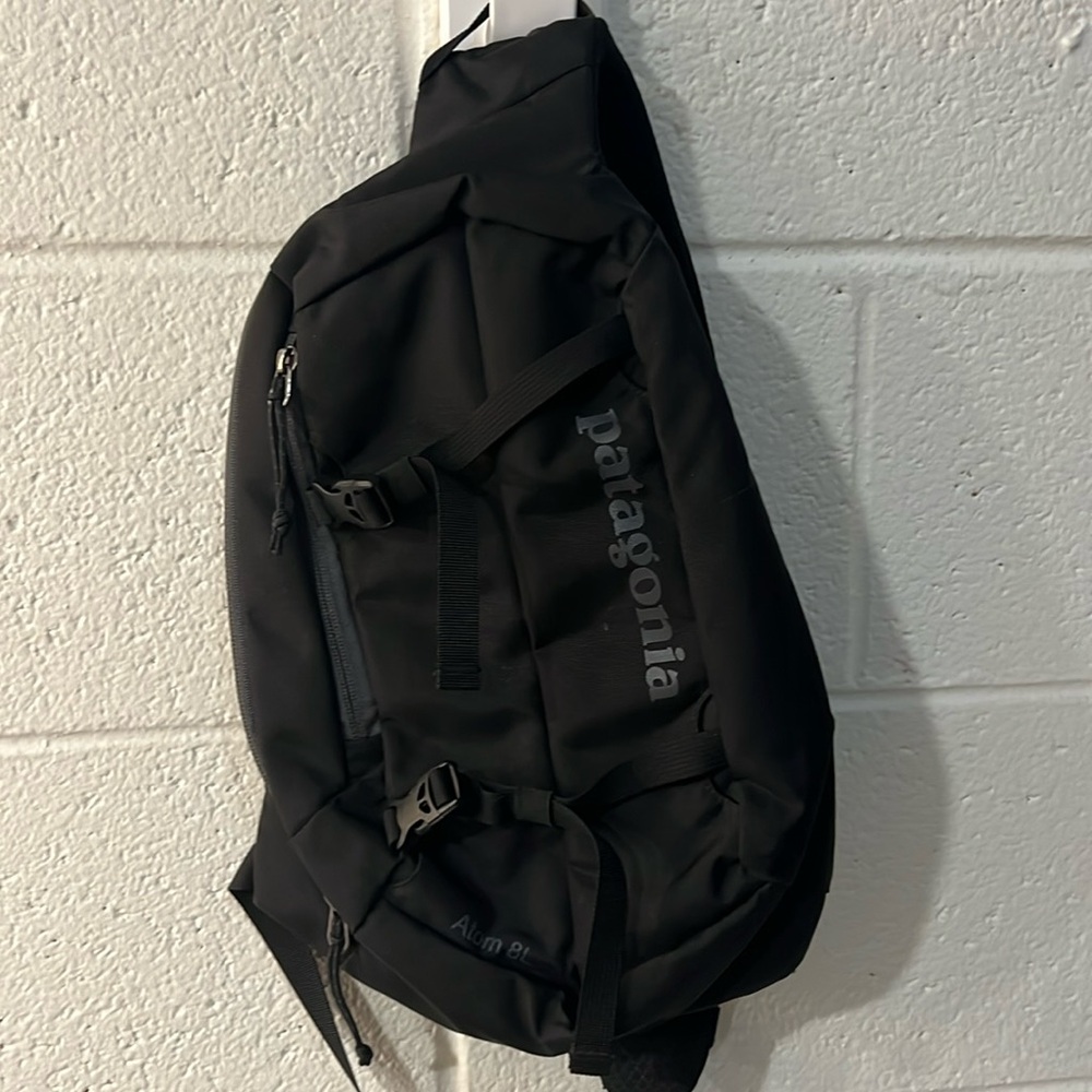 EUC Patagonia 8L Atom Sling